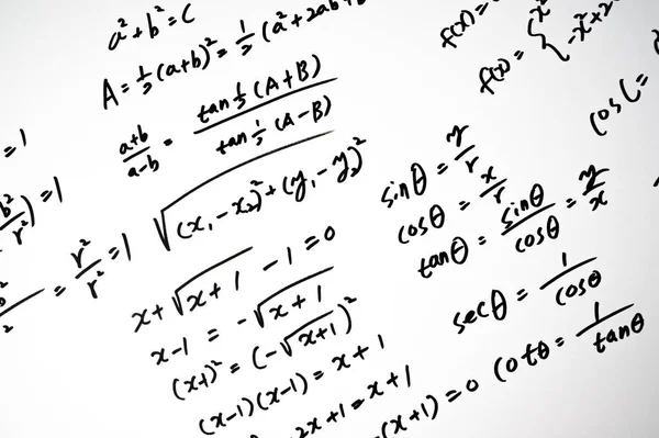 Μια Νότα Γεμάτη Μαθηματικούς Τύπους Εκπαιδευτική Έννοια — Φωτογραφία Αρχείου