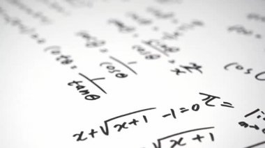 Ağır çekim. Matematiksel formüllerle dolu notlar. Eğitim kavramı.