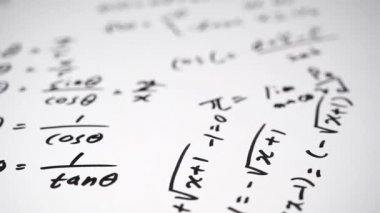 4 bin. Matematiksel formüllerle dolu notlar. Eğitim kavramı.