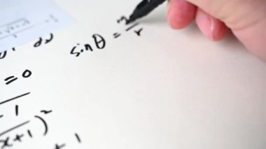 4 bin. Matematiksel formüllerle dolu notlar. Eğitim kavramı.