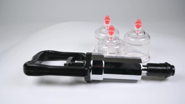 4K. Máquina de copos de dispositivo médico oriental tradicional em um fundo branco — Vídeo de Stock