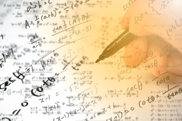 Matematiksel formüllerle dolu bir not. Eğitim kavramı — Stok fotoğraf