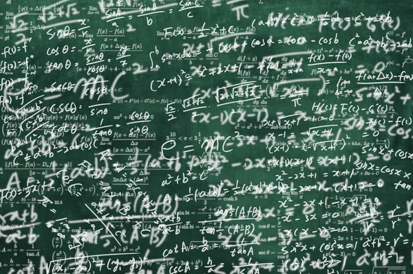Ένας πίνακας γεμάτος μαθηματικούς τύπους. εκπαιδευτικό υπόβαθρο έννοιας — Φωτογραφία Αρχείου