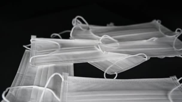 Zeitlupe Medizinische Einmalmasken Auf Schwarzem Hintergrund Gestapelt — Stockvideo