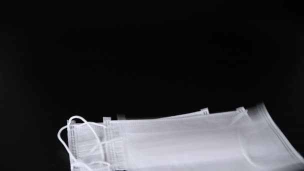 Siyah Arka Planda Tıbbi Tek Kullanımlık Maskeler Var — Stok video