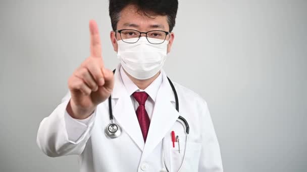 Sakta Backarna Medelålders Asiatisk Läkare Höjer Handen Och Uttrycker Sitt — Stockvideo