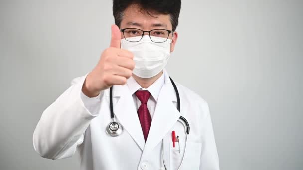 Zeitlupe Asiatischer Arzt Mittleren Alters Hebt Den Daumen Und Macht — Stockvideo