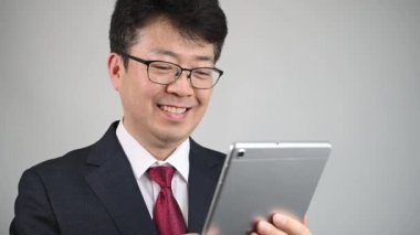 Asyalı erkek işadamı el sıkışmak için elini kaldırıyor..