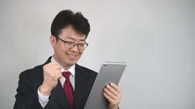 Asyalı erkek işadamı el sıkışmak için elini kaldırıyor..