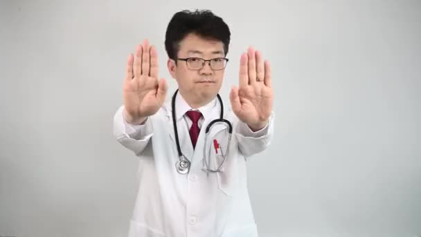 Een Aziatische Arts Van Middelbare Leeftijd Steekt Zijn Hand Drukt — Stockvideo