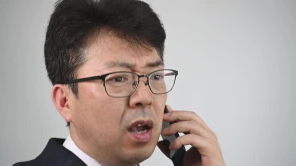 Azjatycki Biznesmen Rozmawiający Przez Telefon Gniewie — Wideo stockowe