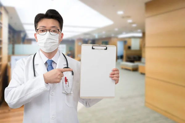 Midaldrende Asiatisk Læge Med Udklipsholder Hospitalet - Stock-foto