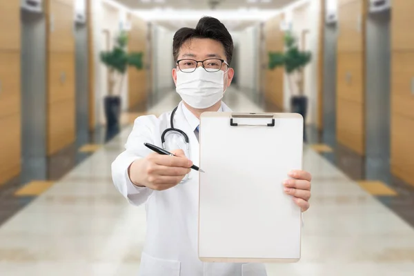 Médico Asiático Meia Idade Segurando Uma Área Transferência Hospital — Fotografia de Stock