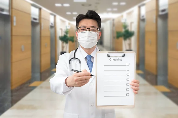 Médico Asiático Meia Idade Segurando Uma Área Transferência Hospital — Fotografia de Stock