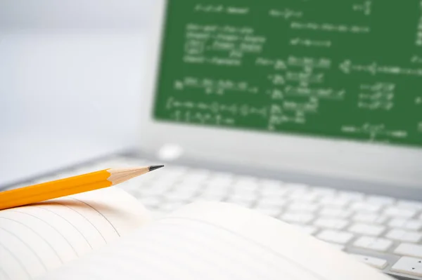 Koncept online učení. Na klávesnici notebooku je vyložený zápisník a žlutá tužka. — Stock fotografie
