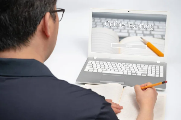 Διαδικτυακή ιδέα μάθησης. Ένας άνθρωπος που λαμβάνει online μάθηση χρησιμοποιώντας ένα φορητό υπολογιστή. — Φωτογραφία Αρχείου