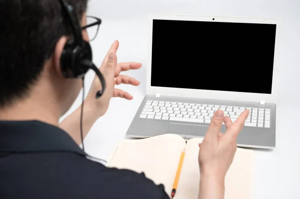 Çevrimiçi öğrenme kavramı. Bilgisayarla internetten öğrenim gören bir adam..