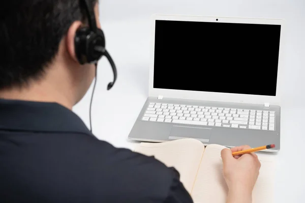 Διαδικτυακή ιδέα μάθησης. Ένας άνθρωπος που λαμβάνει online μάθηση χρησιμοποιώντας ένα φορητό υπολογιστή. — Φωτογραφία Αρχείου