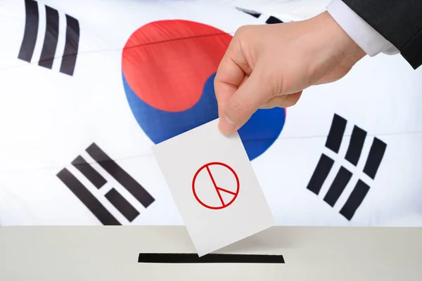 Zuid Korea Verkiezingsconcept Hand Van Een Man Met Een Stembiljet — Stockfoto