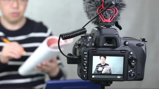 オンライン学習の概念 オンラインで学ぶ準備をしているアジアの中年男性教師 — ストック動画
