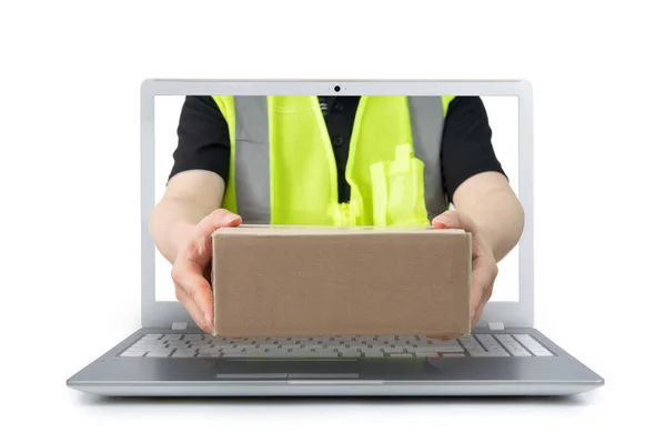 Paketi teslim eden teslimatçı beyaz arka planda izole edilmiş bir dizüstü bilgisayarın ekranından çıkıyor. e-ticaret konsepti.
