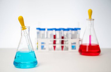 Beyaz arka plan üzerinde yapılan deneylerde kullanılan çeşitli araç ve konteynırlardan herhangi biri