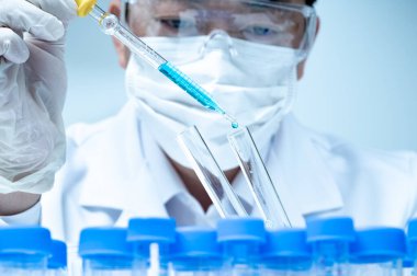 Laboratuvarda çalışan Asyalı erkek araştırmacı..