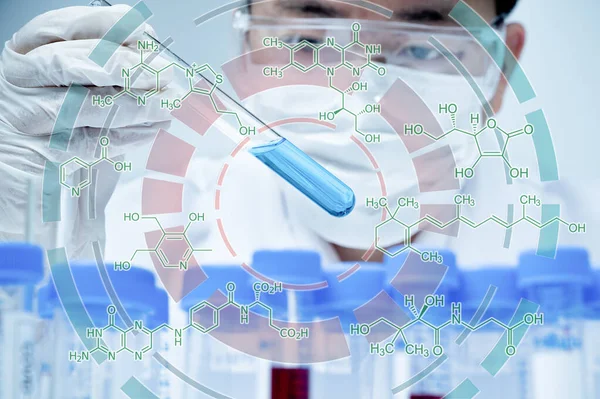 Laboratuvarda çalışan Asyalı bir bilim adamı..