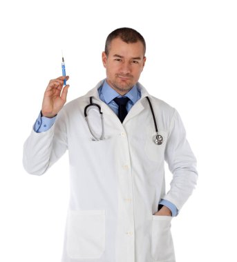 Genç doktor holding şırınga. Beyaz arka plan üzerinde izole.