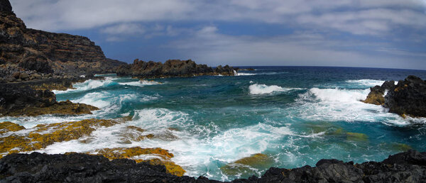 Край океана в Посо-де-лас-Калькосас на острове Эль-Йерро
