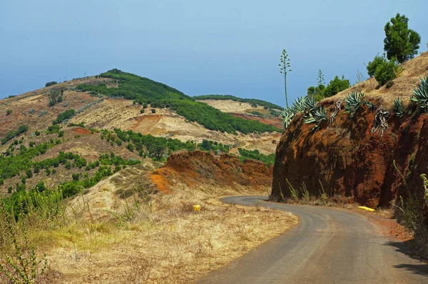 Kanariska landskap med vindlande lantlig-väg, El Hierro island, Spanien — Stockfoto