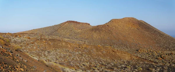 El volcán entre los campos de lava en El Hierro, Islas Canarias. España . —  Fotos de Stock