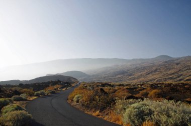 Lav alanları ve El Hierro, Kanarya Islands.Spain yanardağ arasında bir yol.