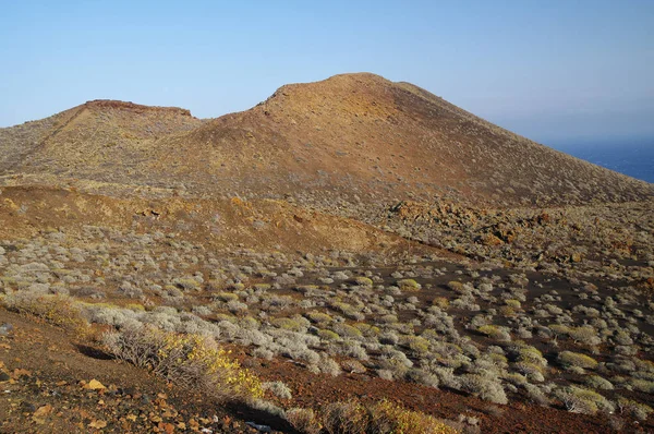 A vulkán-láva mezők El Hierro, Kanári-szigetek között. Spanyolország. — Stock Fotó