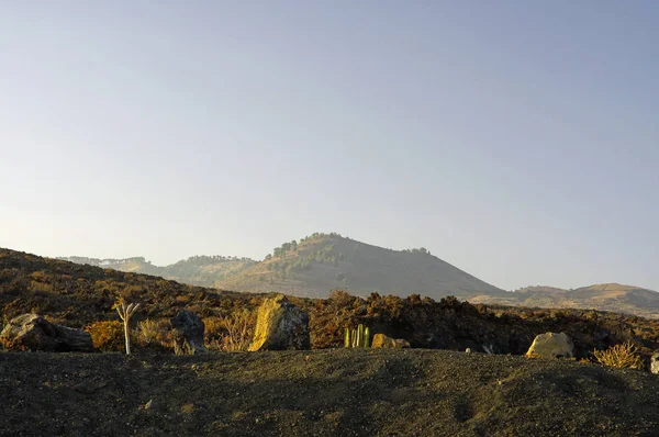 El volcán entre los campos de lava en El Hierro, Islas Canarias. España . — Foto de Stock