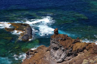 Doğal havuzlar Charco Los Sargos iyi deniz, Kanarya Adaları, İspanya tadını çıkarmak için El Hierro adada yerleştirir..