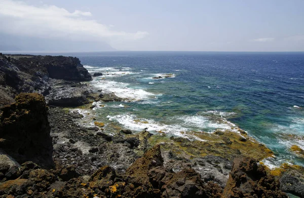 Piscinas naturales Charco Los Sargos, los buenos lugares en la isla de El Hierro para disfrutar del mar, Islas Canarias, España . — Foto de Stock