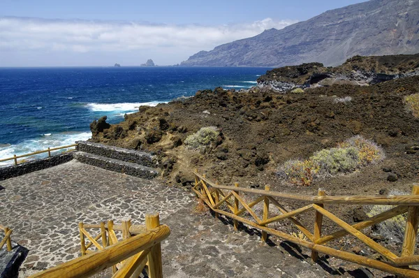 Piscinas naturales Charco Los Sargos, los buenos lugares en la isla de El Hierro para disfrutar del mar, Islas Canarias, España . — Foto de Stock