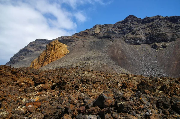 El Hierro - narancssárga sziklák és a fekete láva, Kanári-szigetek, Spanyolország — Stock Fotó