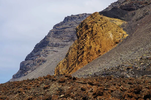 El Hierro - oranje stenen en zwarte lava, Canarische eilanden, Spanje — Stockfoto