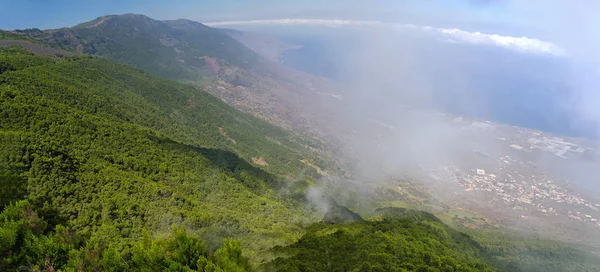 El Hierro - Vista para o vale do El Golfo a partir de Mirador de Jinama e do Mirador de Izique em El Hierro, Ilhas Canárias, Espanha . — Fotografia de Stock