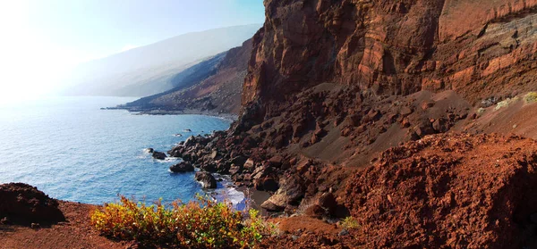 Den röda sanden och klipporna vid Tacoron creek, El Hierro, Canary island, Spanien — Stockfoto