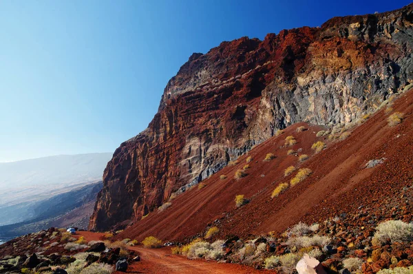 La sabbia rossa e le rocce a Tacoron Creek, El Hierro, Isole Canarie, Spagna — Foto Stock