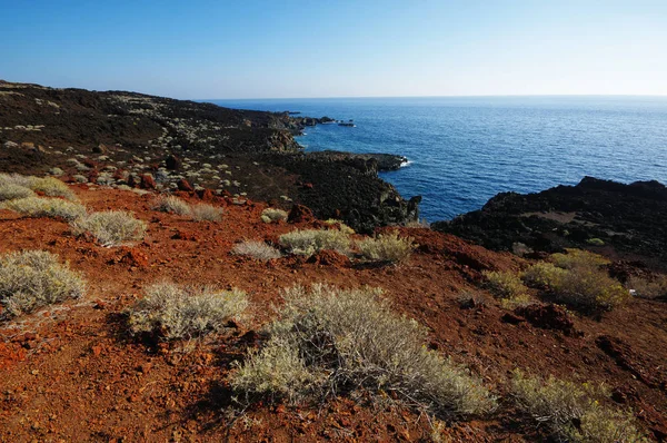 Červený písek a skály u Tacoron creek, El Hierro, datlovník, Španělsko — Stock fotografie