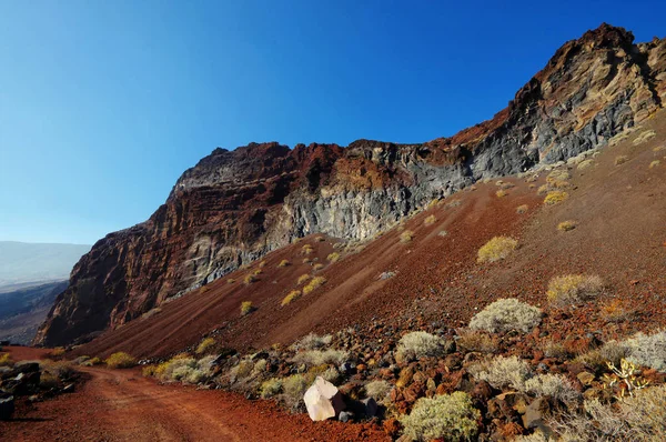 Den röda sanden och klipporna vid Tacoron creek, El Hierro, Canary island, Spanien — Stockfoto