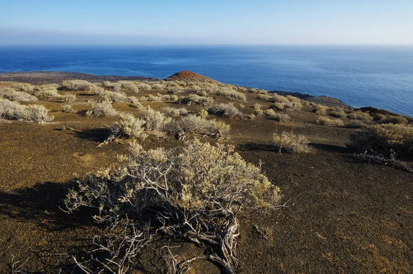 La arena roja y las rocas en el arroyo Tacoron, El Hierro, Islas Canarias, España —  Fotos de Stock