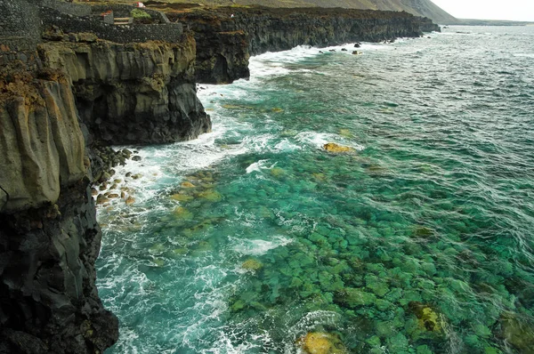 Costa rochosa em Pozo de la Salud, El Hierro island, Canary, Espanha — Fotografia de Stock