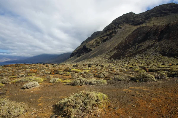 El Hierro - sziklák és a fekete láva, Kanári-szigetek, Spanyolország — Stock Fotó