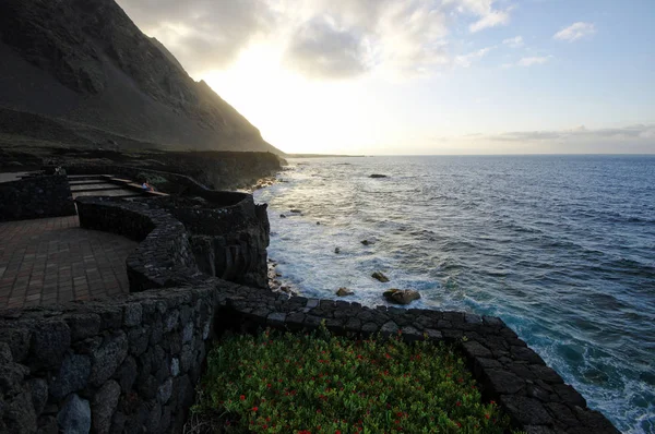 O pôr-do-sol sobre a costa oceânica, El Hierro, Canário, Espanha — Fotografia de Stock