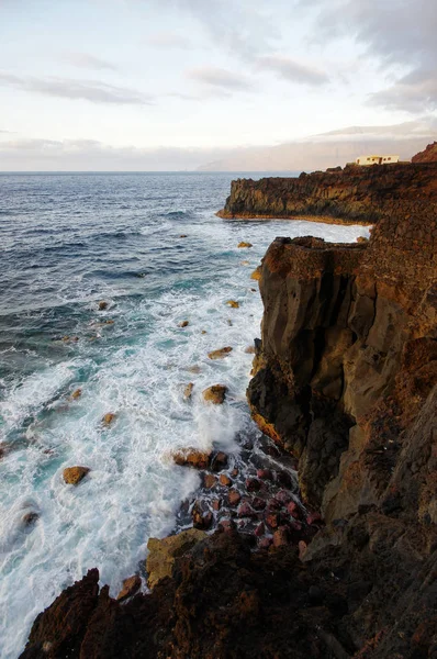 La puesta de sol sobre la orilla del océano, El Hierro, Canarias, España — Foto de Stock